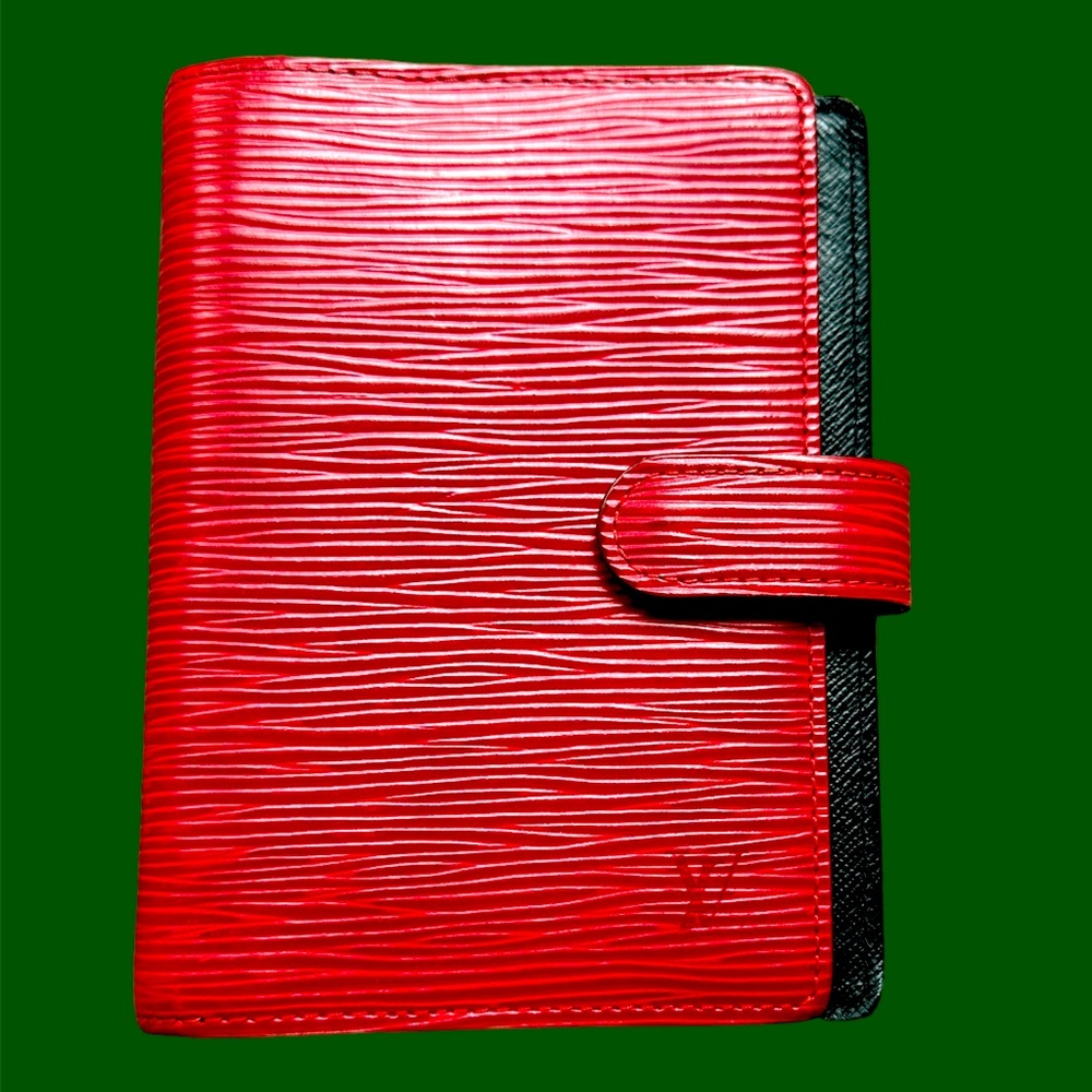 Red Epi Vintage Louis Vuitton
Medium Ring Agenda Planner Passport/Card holder